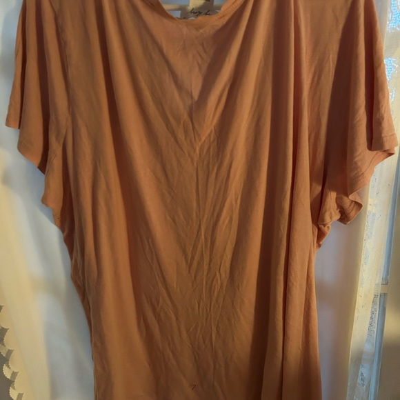 2 -In Every Story 2x tops sleeveless with buttons and bell like sleeves on it - Picture 5 of 14